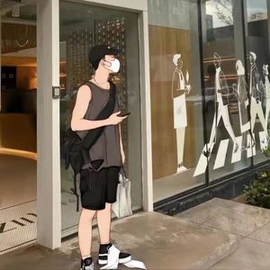 海浪拍打它声摇晃。