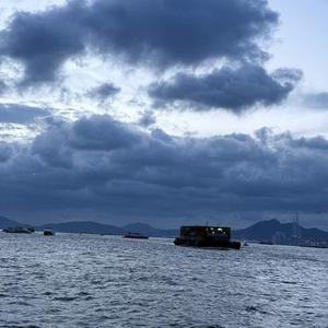 海上云影