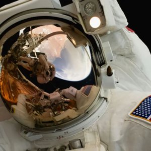 Bajo el sol que quema el asfalto frío