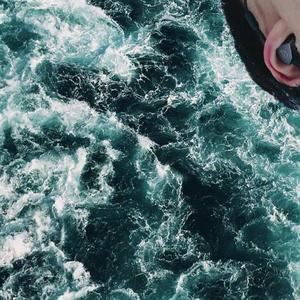 背着地球偷偷亲吻