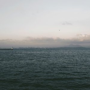 在海浪中，在海浪下