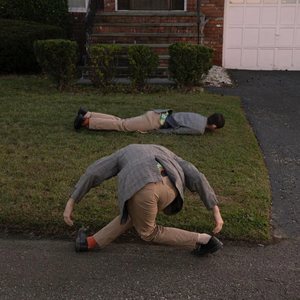 往街上走走，睁开眼看看