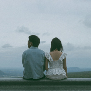 ภาพวาดต้นไม้เปลือยใบ กลางสายลมฤดูหนาว