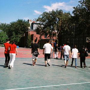 友人在山岳里云海间擒兽