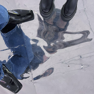 徒步在紫色森林