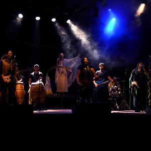 Madre de la Lluvia Vivo (feat. Carca)