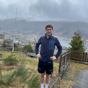 ”Øyvind Ariansen på russebuss taket (RUSSEBANGER TJUETJUEFEM)“