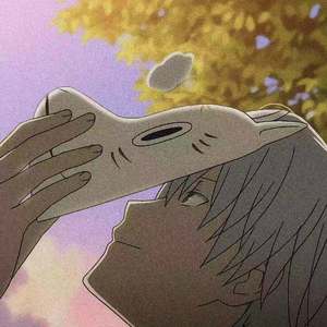 这只伶俐的狐狸跳一只懒惰的狗