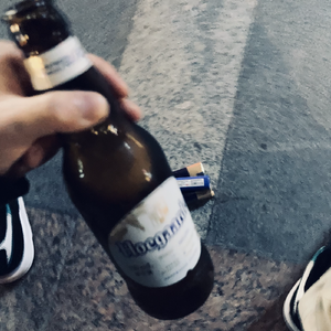 楼下的杂货店买不到烟