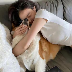 你在左边我紧靠右