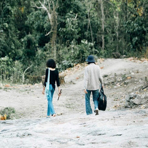 เพลงที่สามจากซ้ายมือ