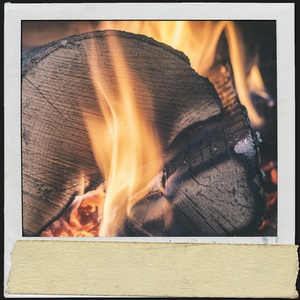 Warmes Feuer knistert