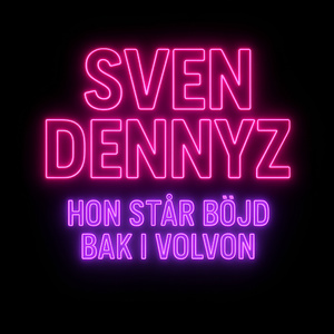 Hon står böjd bak i volvon