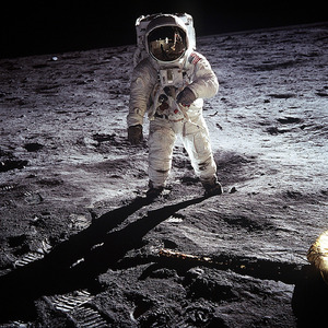 Humano Fora da Terra Em Direção à Lua