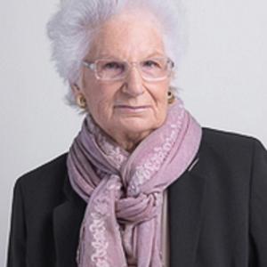 Come fai ad essere stata nei campi nazisti e farti al contempo leccare il culo da un fascista conclamato? SVEGLIA POPOLO ITALIANO!