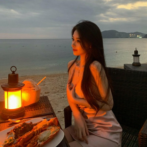 我们手牵着手向前走