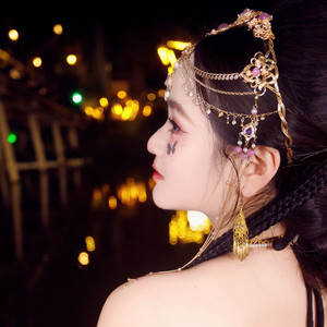 手中握着格桑花呀美的让我忘了摘下