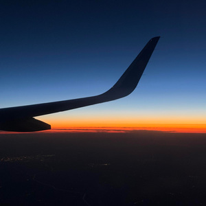 窗台从灰色变成金色的瞬间