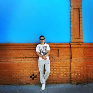 你必须在一个荒唐的夜，骑着摩托穿过下雨的街