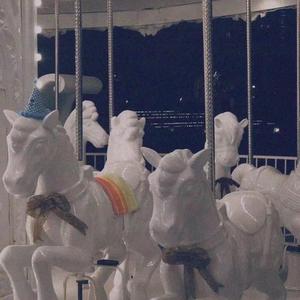 对面的女孩看过来