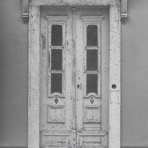 Bak lukkede dører (behind closed doors)