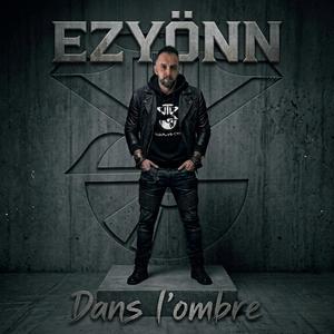 Dans l'ombre