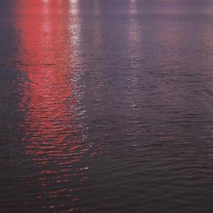 夕阳落在你脸上变成害羞的红色