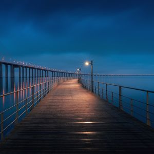 落日映衬下的剪影