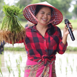 ສາວບ້ານເກິນຍັງຄອຍ (สาวบ้านเกินยังคอย) (Cover)