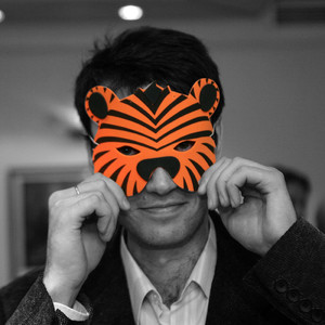 Закидала листвой