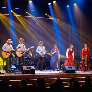 Viņpus upes (feat. Viņpus upes)