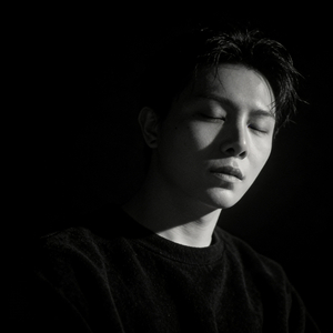 "随口话语像意义不明的雨"