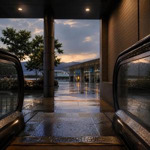 白雨のエスカレーター
