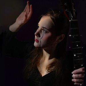 Бьёт по рёбрам