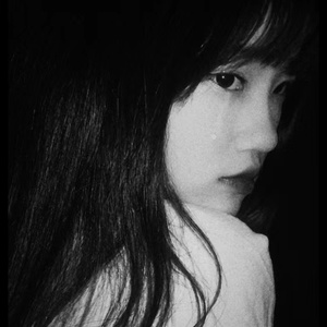 坐在沙滩上被海水没过了脚