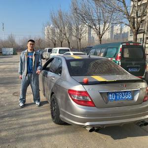 Kanye成了吉他张的dog