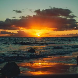 午夜街头的失魂者