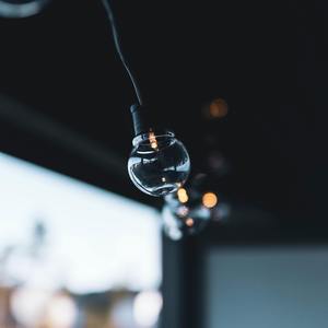 睡前/学习/白噪音-大雨洒落在窗台上，舒适的公寓和朦胧的森林氛围7