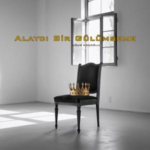 Alaycı Bir Gülümseme