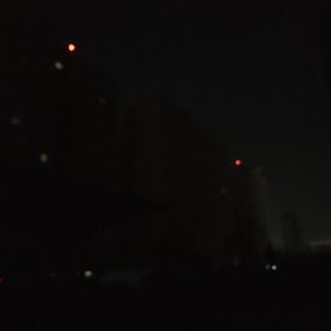 我坐在床沿只剩无奈