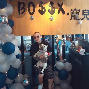 你坐最后一排，我坐讲台旁边