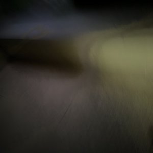 人们常说爱人的眼睛像深蓝色的湖水