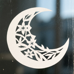 窗纸剪出半轮月