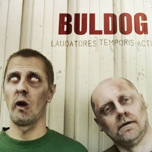 Pewnej zimy w pewnym mieście robotnicy ostrzegają przechodniów żeby nie przyłączali się do nich