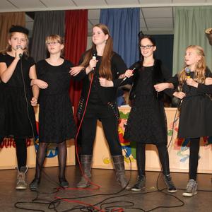 Dit joar is gans vaan os (feat. De Wilde Tuutinne: Neeltje Claessens, Danique Oomen, Floor Janssen, Millie Nijssen, Froukje Verstappen en Esmee Verheijen)
