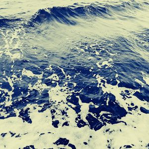 有趣平静的波浪情怀