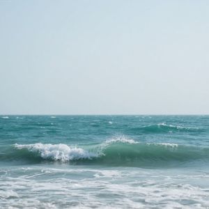 风吹碧海浪