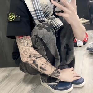 我们背对背拥抱