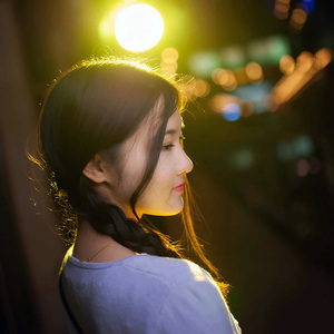 昏黄的路灯照不亮整条街