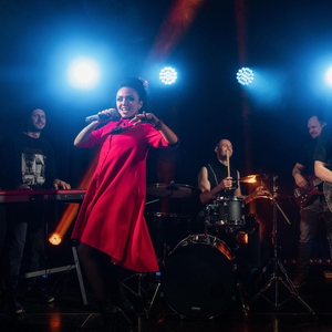 Semua ikut bernyanyi